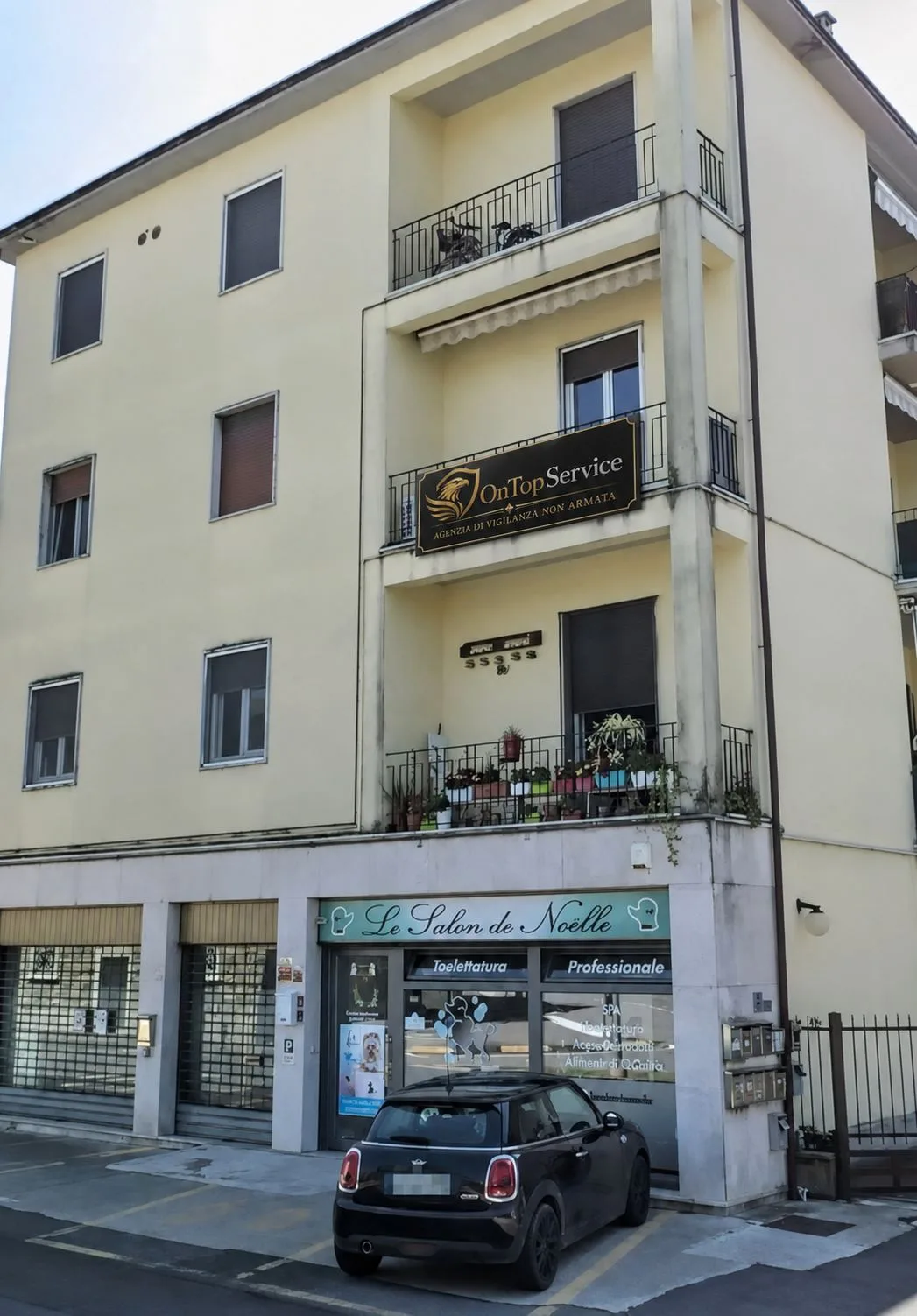 Facciata dell’edificio della sede legale OnTopService a Grumello del Monte, con insegna aziendale